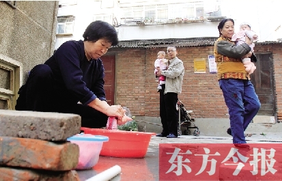停水期間，一個水龍頭，12戶居民交替使用