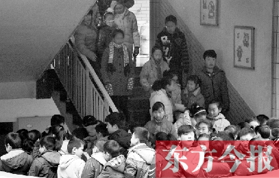 某小學(xué)的學(xué)生走下樓梯放學(xué)。2013年年底前，河南省將掛牌督導(dǎo)覆蓋所有中小學(xué)校。