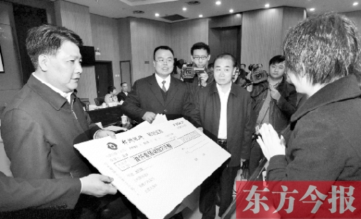 11月5日，省高院院長(zhǎng)張立勇（左三）與最高法院執(zhí)行局局長(zhǎng)劉貴祥（左一）一起將執(zhí)行款發(fā)放到當(dāng)事人手中