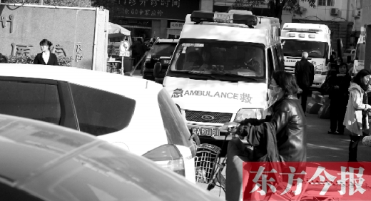 馬路上的機(jī)動(dòng)車越來(lái)越多，臨著大路鄭州市第一人民醫(yī)院門口，出急診的救護(hù)車常常遭遇堵車