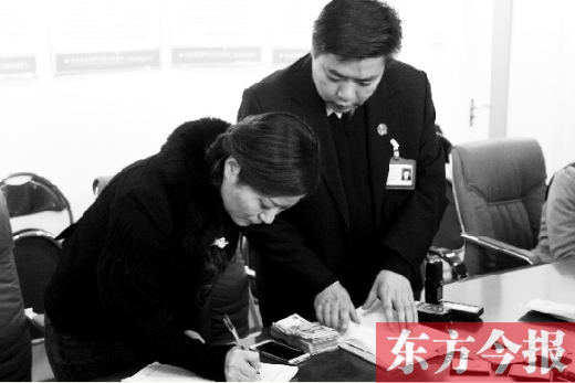 強制執(zhí)行+曝光，讓楊女士（左）拿到補償金