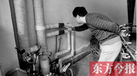 11月11日，一位市民在查看自己的熱計量表