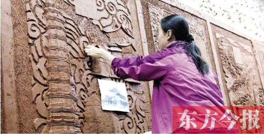 昨天上午，鄭州雕塑壁畫院的藝術(shù)家們正在創(chuàng)作鄭州地鐵文化主題墻的雕塑作品