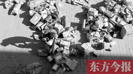 “雙十一”后，快遞員忙著送包裹，連水也不敢喝