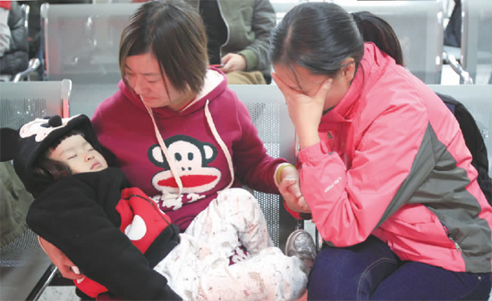 昨日，9時35分，堅守在手術(shù)室外的嘟嘟在媽媽懷里睡著了，因被眼前的真情觸動，今報記者趙丹流下了眼淚