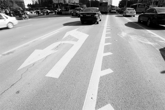 昨日，鄭州市金水路未來(lái)路口的“魚(yú)刺”車(chē)道，好多司機(jī)不知道咋走
