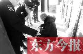 昨日，鄭州市管城區(qū)執(zhí)法局對轄區(qū)一只狗狗檢查是否辦過證 東方今報首席記者 劉棟杰 攝