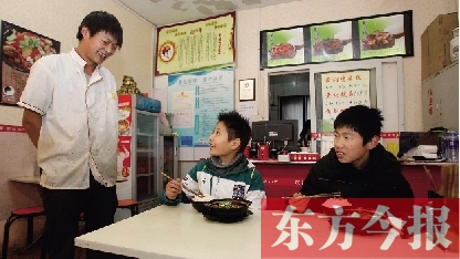 11月30日，鄭州市81中的兩位學(xué)生用勞動為自己掙了一頓中午飯，心里很高興