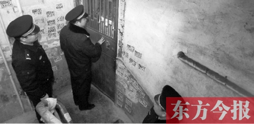 12月3日，鄭州市隴海路。執(zhí)法人員欲進入一戶未辦狗證的居民家中，強行將狗帶走