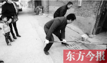 12月3日，鄭州市隴海路。執(zhí)法人員對一只“辦了證卻不系繩”的狗進行捕捉