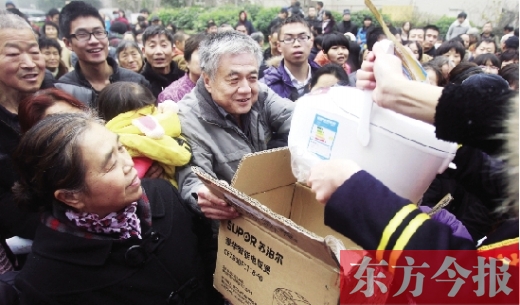 昨日，鄭州金源第一城小區(qū)。除了能領(lǐng)到地鐵試乘劵，還有獎品可拿