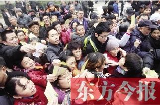 昨日，鄭州金源第一城小區(qū)。小區(qū)居民迫不及待地將自己為鄭州地鐵寫下的祝福語放進(jìn)抽獎箱