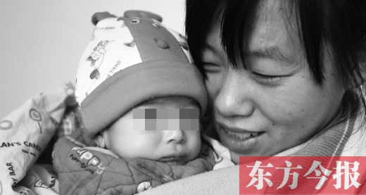鄭州兒童福利院工作人員，小心地照看著一名體型瘦小的棄嬰