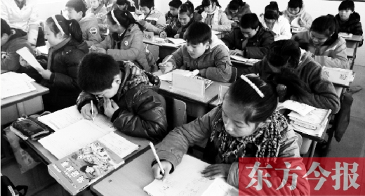 一所學(xué)校的學(xué)生們?cè)谏险n中。鄭州、新鄉(xiāng)成為國(guó)家中小學(xué)教育質(zhì)量綜合評(píng)價(jià)改革實(shí)驗(yàn)區(qū)