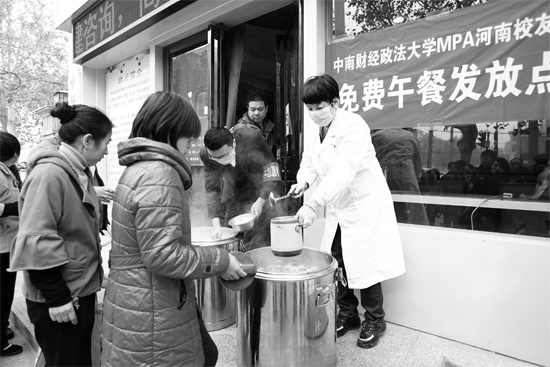 鄭州市經(jīng)一路和緯五路交叉口，免費(fèi)午餐吸引了很多人排隊(duì)