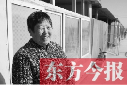 在京水村的臨時(shí)過(guò)渡區(qū)內(nèi)，一位大媽在儲(chǔ)存大白菜