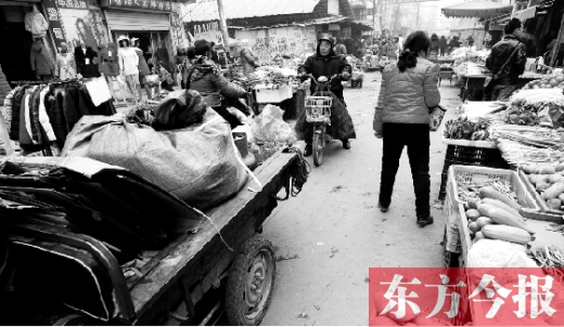 和所有的都市村莊一樣，老鴉陳也充滿著形形色色的人，窄窄的巷子因占道經(jīng)營變得更加狹窄