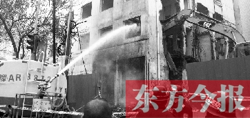 昨天早上8點(diǎn)半，鄭州市農(nóng)業(yè)路一拆遷工地，用兩臺(tái)噴水車噴水除塵，有效地阻止了施工揚(yáng)塵