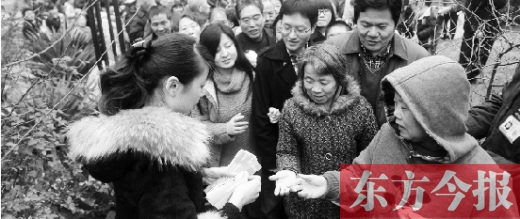 12月8日，鄭州市民排隊領(lǐng)取地鐵試乘劵。