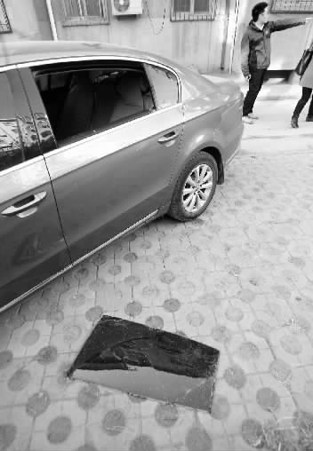 12月12日，鄭州市東明路11號(hào)院被砸壞車(chē)窗盜取財(cái)物的車(chē)輛