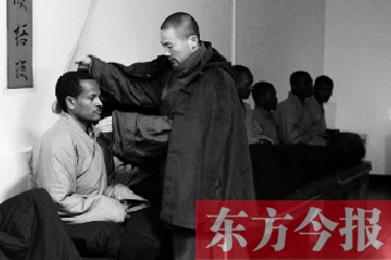 少林功夫講究禪武合一，坐禪當(dāng)然少不了,別看就是坐坐，姿勢都要師傅教