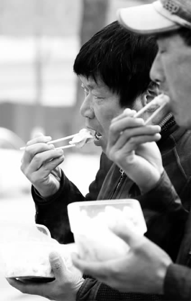 昨天，幾十名網(wǎng)友響應(yīng)王孝力的號(hào)召，送餃子給鄭州市南陽(yáng)路立交橋下的務(wù)工人員