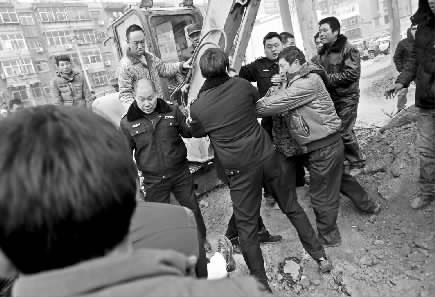 因不江城管執(zhí)法人員的做法，自來(lái)水公司施工人員一度和城管執(zhí)法人員發(fā)生拉扯