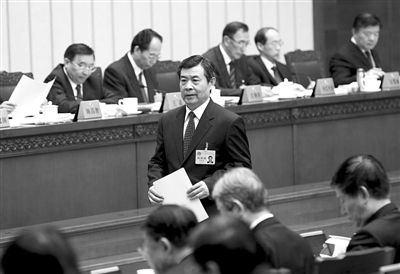 昨日，《消費(fèi)者權(quán)益保護(hù)法》修正案草案首次提交全國(guó)人大常委會(huì)審議，全國(guó)人大常委會(huì)法制工作委員會(huì)主任李適時(shí)作關(guān)于消費(fèi)者權(quán)益保護(hù)法修正案草案的說(shuō)明。