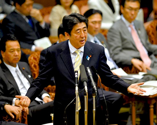 23日，安倍在參議院預(yù)算委員會(huì)發(fā)表講話。