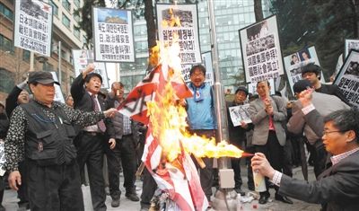  25日，首爾，韓國民眾舉行集會，抗議日本首相安倍晉三否認侵略歷史、袒護內閣大臣參拜靖國神社。