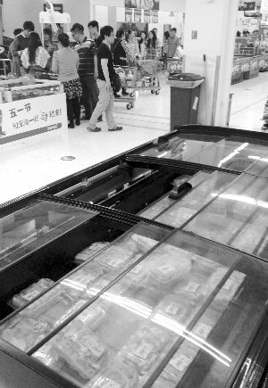 新街口某超市羊肉卷柜臺無人問津。