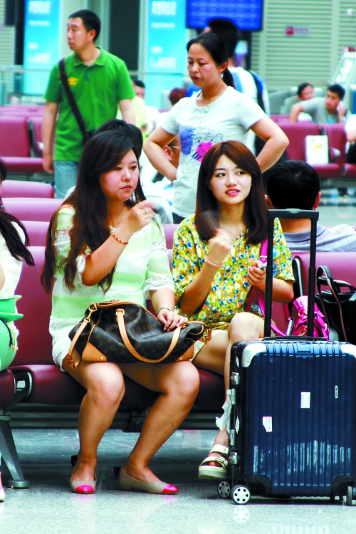 實在太熱，有個美女拿身份證當扇子用