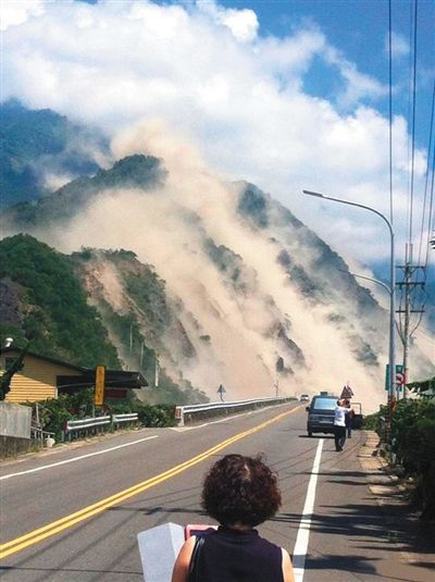 地震造成大面積山崩。網(wǎng)絡截圖