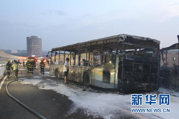 　　這是6月7日拍攝的廈門高架路上的快速公交起火事故現(xiàn)場(chǎng)。新華社發(fā)