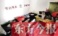 廁所進(jìn)門(mén)中廳，擺放著灶臺(tái)、餐桌、床鋪等，乍一看像個(gè)客廳