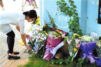 6月8日下午，記者來(lái)到廈門(mén)公交車(chē)爆炸事發(fā)現(xiàn)場(chǎng)橋下，附近已聚集了十幾個(gè)自發(fā)前來(lái)悼念的市民。橋墩下排放了一圈或黃或白的菊花，還有玖瑰、百合等。