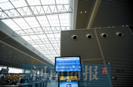 　鄭州東站三樓候車大廳，雖然空調(diào)處有涼風(fēng)吹出，但陽光通過頂棚照進(jìn)，導(dǎo)致整個大廳的空調(diào)制冷效果不明顯