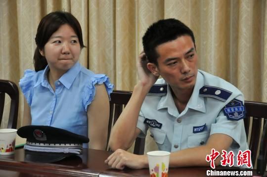 圖為參與“體驗(yàn)式執(zhí)法”的兩名城管隊(duì)員?！埱邸z