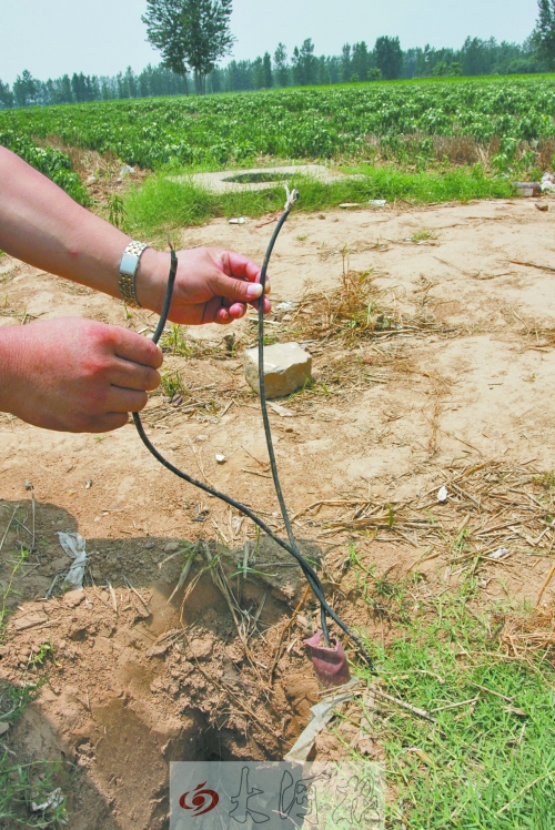 鄢陵6旬老漢澆水時觸電身亡 現(xiàn)場地埋電線雜亂裸露 鄢陵6旬老漢澆水時觸電身亡 現(xiàn)場地埋電線雜亂裸露