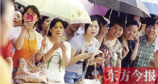 7月6日，鄭州市文化路省實(shí)驗(yàn)中學(xué)小升初測(cè)評(píng)點(diǎn)，家長(zhǎng)們聚集在一起，焦急地等待自己的孩子走出考場(chǎng) 劉棟杰