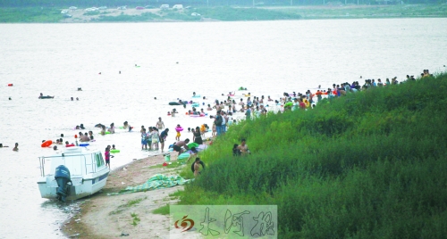 龍湖成為“第一浴場”，對市民是堵還是疏值得探討。