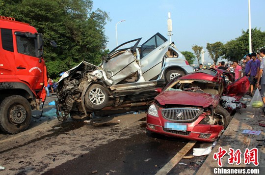 　　8月27日，四川宜賓城區(qū)濱江環(huán)線公路發(fā)生一起3車連環(huán)相撞的交通事故，已致4死2重傷。目前，2名重