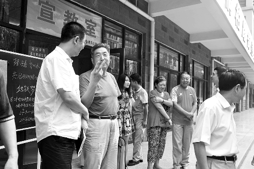 盧法舜（左二）伸出兩根手指，建議實(shí)行2元通票制。