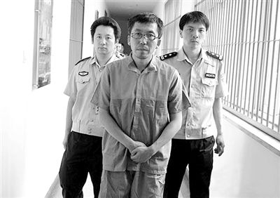 警方押解犯罪嫌疑人“立二拆四”。