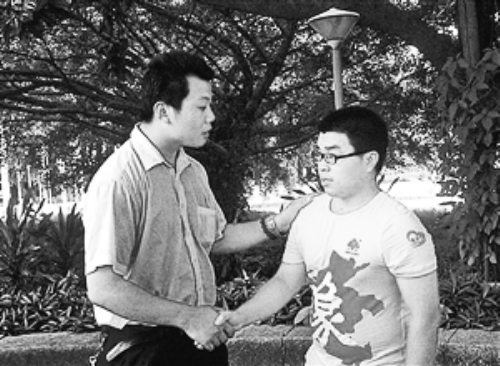 　王強(qiáng)（左）幫助的林富軍，今年考上了深圳大學(xué)。