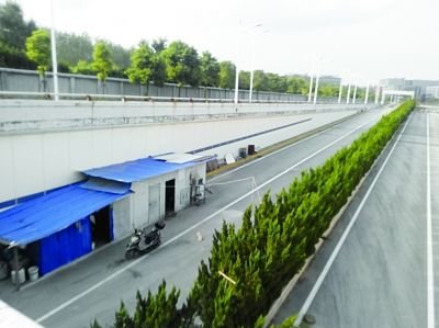 隧道內(nèi)堆放著大量生活用品。
