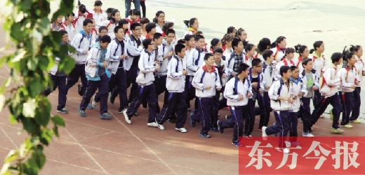 為提高學(xué)生體質(zhì)，教育部門要求將跑早操形成制度