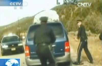 費(fèi)雷爾再次上車，警察拿警棍砸車窗。