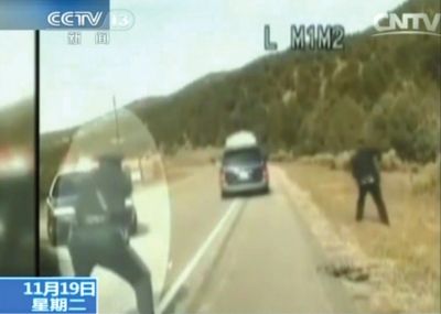 費(fèi)雷爾駕車逃走，警察連開數(shù)槍。央視截圖