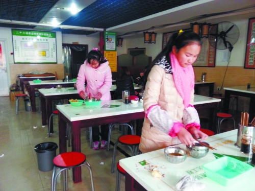 參加體驗(yàn)的兩名學(xué)生成功“入職”后,開始收拾餐桌。
